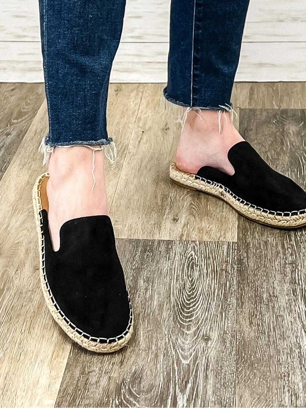 Women’s Black Slip-Ons EUC